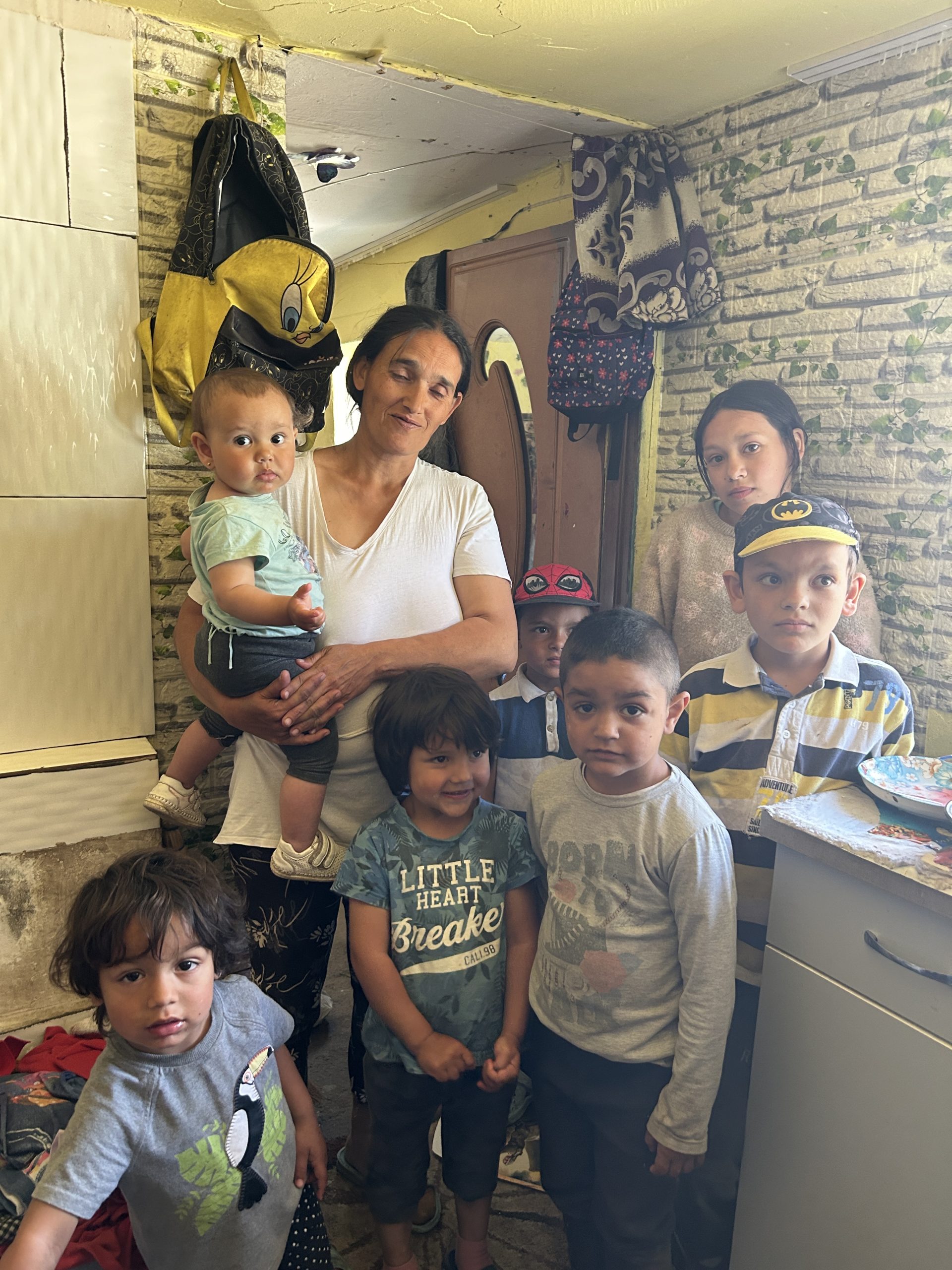 O mamă cu un zâmbet care ține o lume întreagă